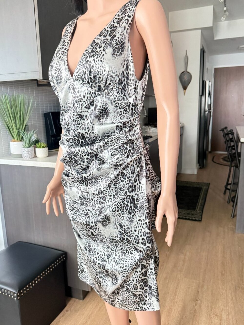 CACHÉ | Snow Leopard Deep V Ruched Knee-Length Sheath Mob Wife Dress | 12 | EXC
